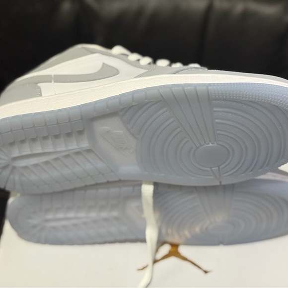 Women’s Air Jordan 1 Low size 6 (2 right feet!) - Picture 4 of 8